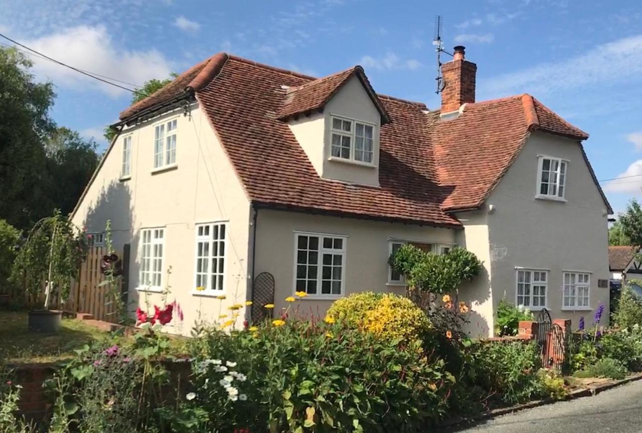 Corner House Luxury Bnb Little Dunmow Bagian luar foto