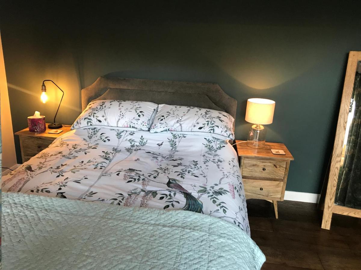 Corner House Luxury Bnb Little Dunmow Bagian luar foto