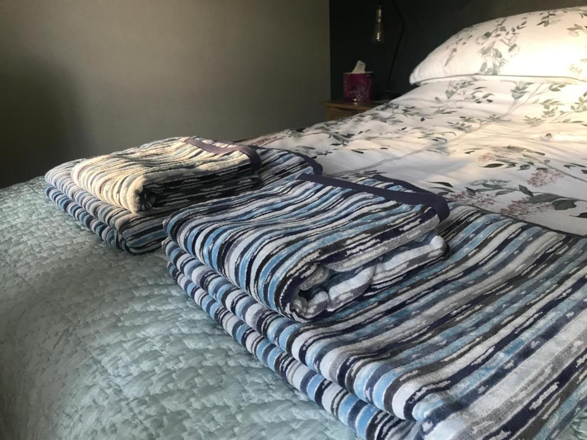 Corner House Luxury Bnb Little Dunmow Bagian luar foto