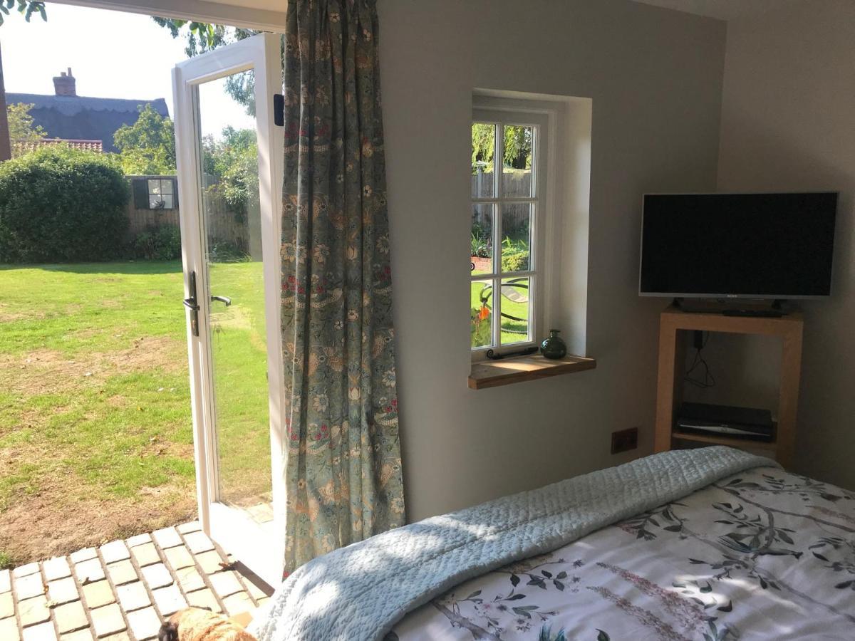 Corner House Luxury Bnb Little Dunmow Bagian luar foto