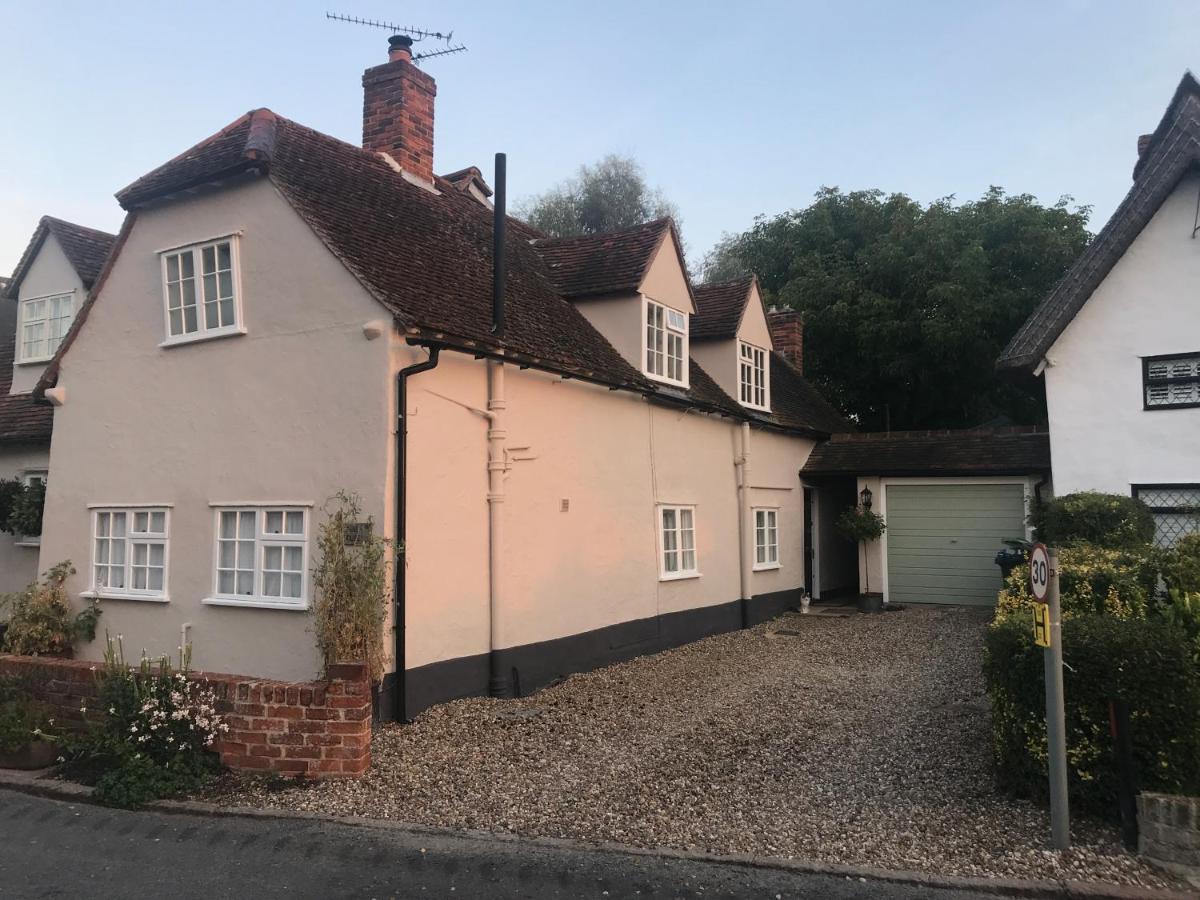 Corner House Luxury Bnb Little Dunmow Bagian luar foto