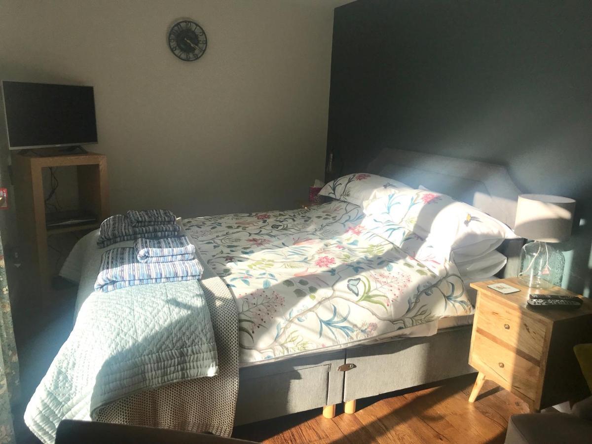 Corner House Luxury Bnb Little Dunmow Bagian luar foto