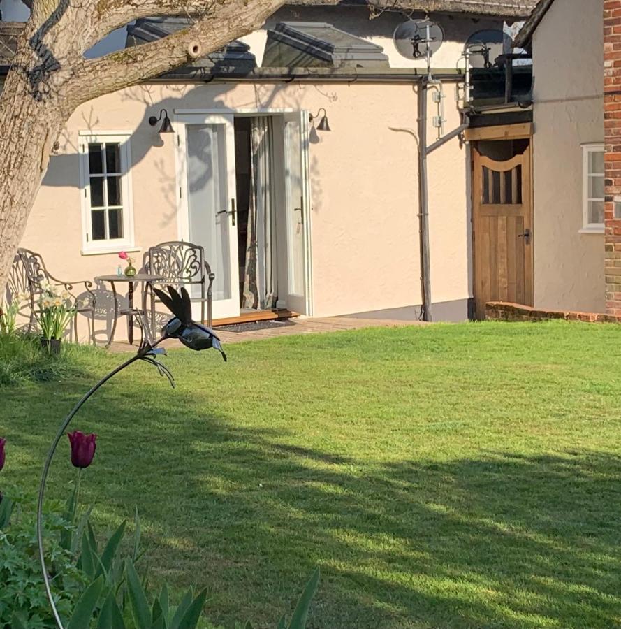 Corner House Luxury Bnb Little Dunmow Bagian luar foto