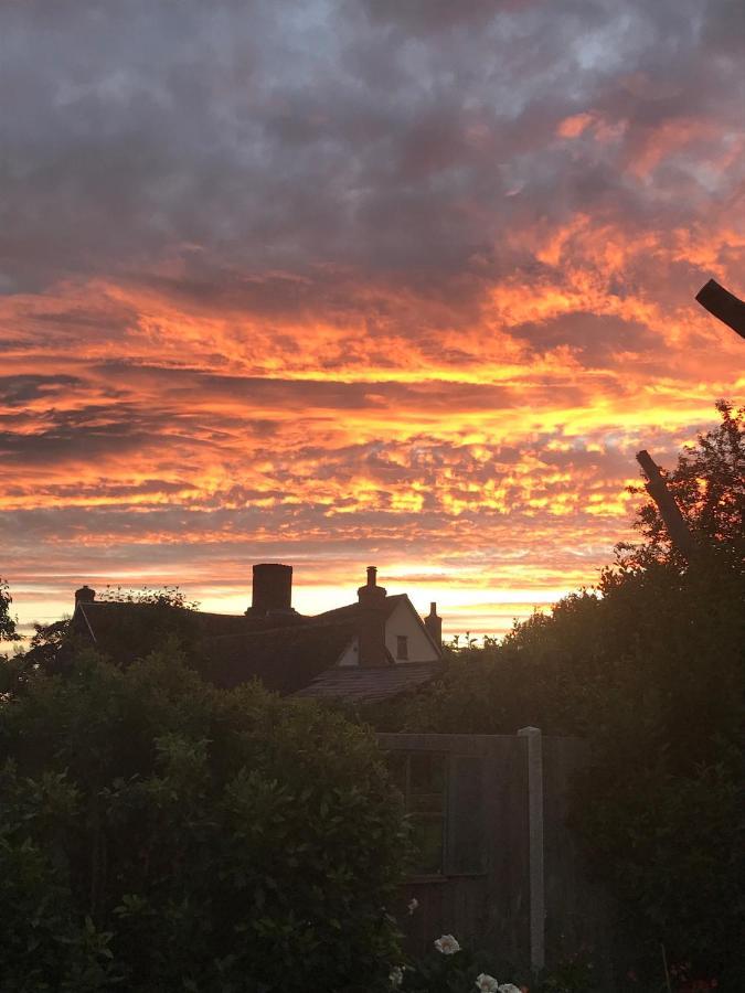 Corner House Luxury Bnb Little Dunmow Bagian luar foto