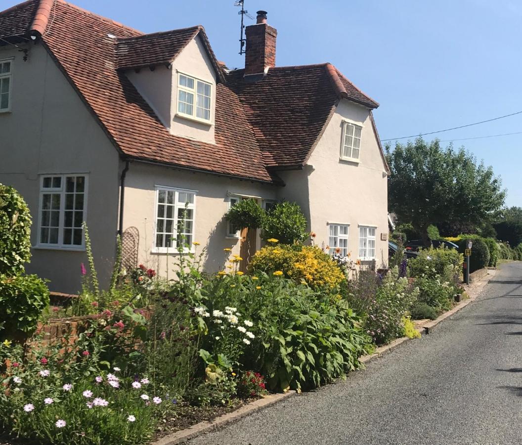 Corner House Luxury Bnb Little Dunmow Bagian luar foto